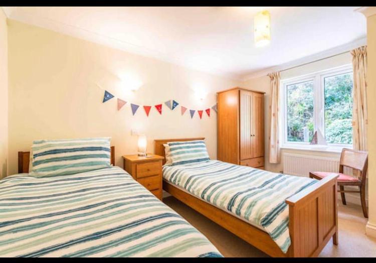 Fantastic Spacious House With Beautiful Panoramic Views Of The Bay Only A Few Minutes Walk From Beach Harbour And Restaurants This House Has 3 Bedrooms 3 Bathrooms And 2 Lovely Sitting Rooms Lyme Regis Exterior foto