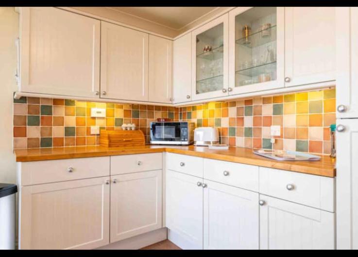 Fantastic Spacious House With Beautiful Panoramic Views Of The Bay Only A Few Minutes Walk From Beach Harbour And Restaurants This House Has 3 Bedrooms 3 Bathrooms And 2 Lovely Sitting Rooms Lyme Regis Exterior foto