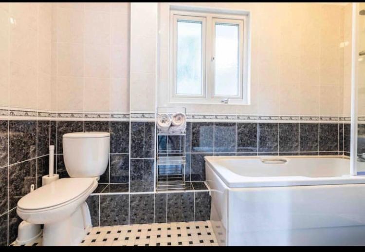Fantastic Spacious House With Beautiful Panoramic Views Of The Bay Only A Few Minutes Walk From Beach Harbour And Restaurants This House Has 3 Bedrooms 3 Bathrooms And 2 Lovely Sitting Rooms Lyme Regis Exterior foto