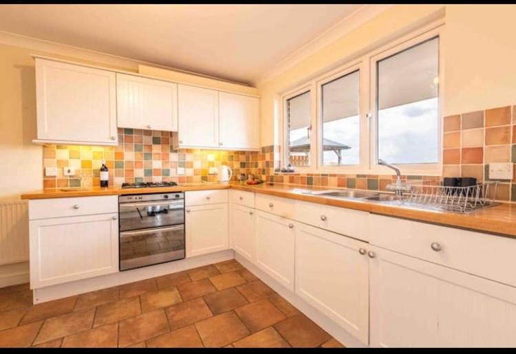 Fantastic Spacious House With Beautiful Panoramic Views Of The Bay Only A Few Minutes Walk From Beach Harbour And Restaurants This House Has 3 Bedrooms 3 Bathrooms And 2 Lovely Sitting Rooms Lyme Regis Exterior foto