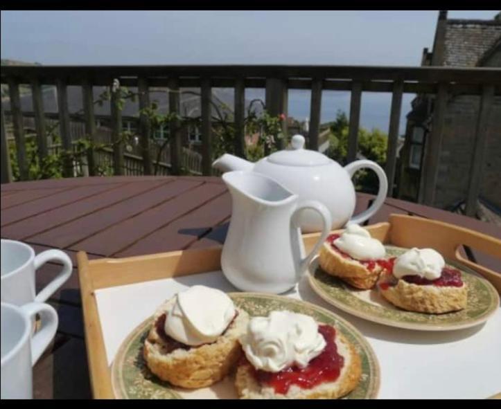 Fantastic Spacious House With Beautiful Panoramic Views Of The Bay Only A Few Minutes Walk From Beach Harbour And Restaurants This House Has 3 Bedrooms 3 Bathrooms And 2 Lovely Sitting Rooms Lyme Regis Exterior foto