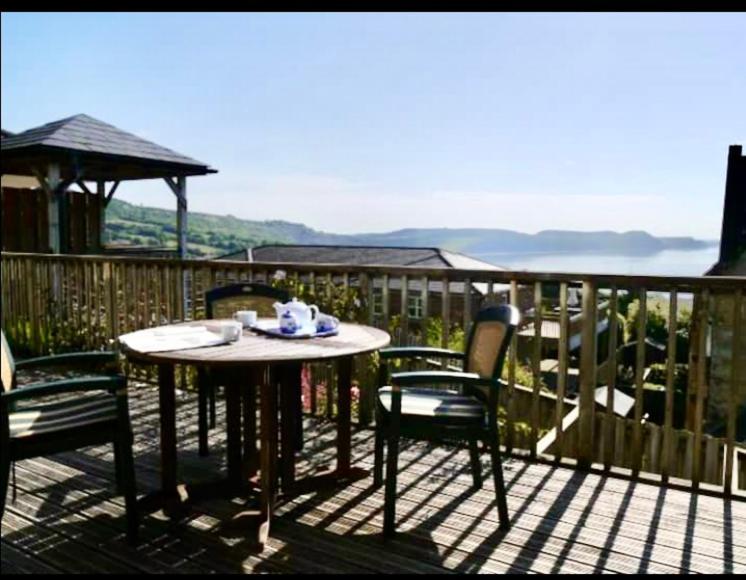 Fantastic Spacious House With Beautiful Panoramic Views Of The Bay Only A Few Minutes Walk From Beach Harbour And Restaurants This House Has 3 Bedrooms 3 Bathrooms And 2 Lovely Sitting Rooms Lyme Regis Exterior foto