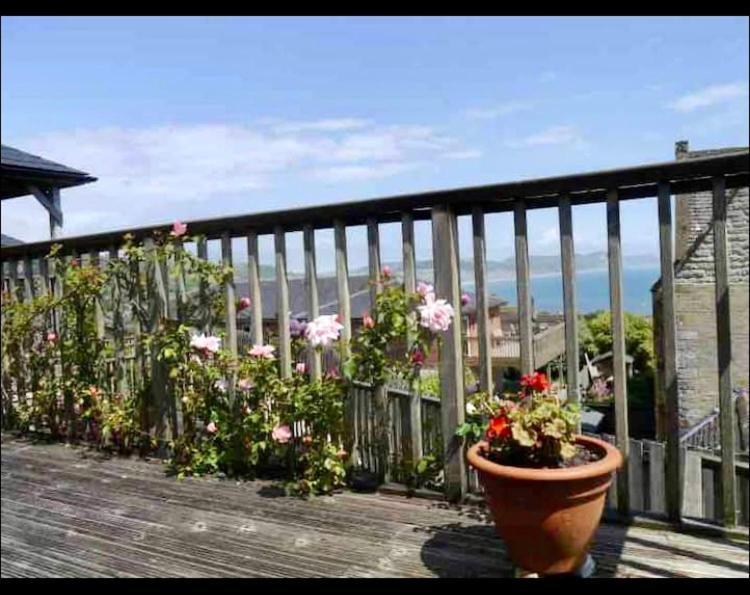 Fantastic Spacious House With Beautiful Panoramic Views Of The Bay Only A Few Minutes Walk From Beach Harbour And Restaurants This House Has 3 Bedrooms 3 Bathrooms And 2 Lovely Sitting Rooms Lyme Regis Exterior foto